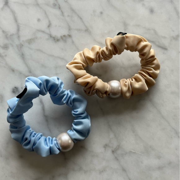 Stoney Clover Lane x Lele Sadoughi Pearl Scrunchies - Picture 2 of 2